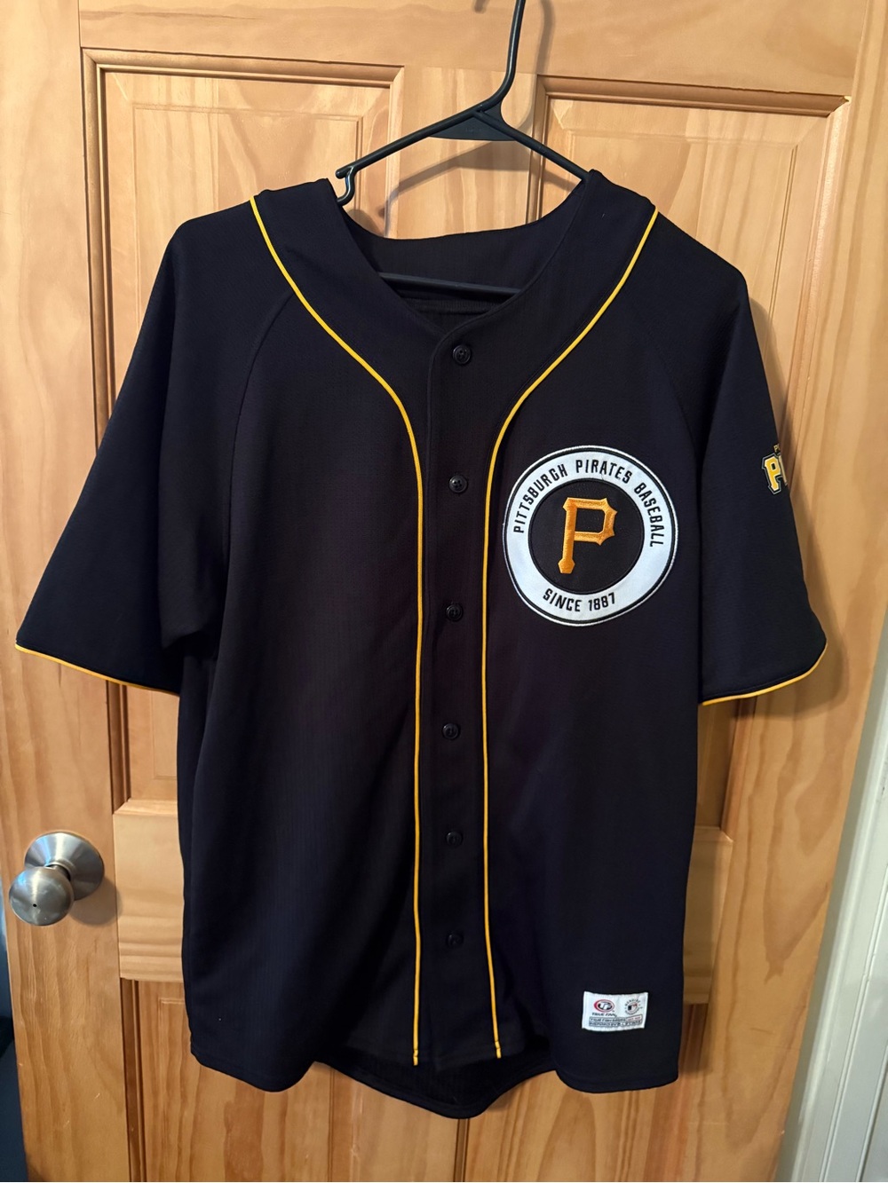 Like New, Men’s Size Medium (38-40) Pittsburgh Pirates Button Up Jersey